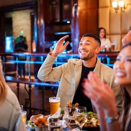 فندق بارك روتانا أبوظبي أبو ظبي المظهر الخارجي الصورة A man at a bar